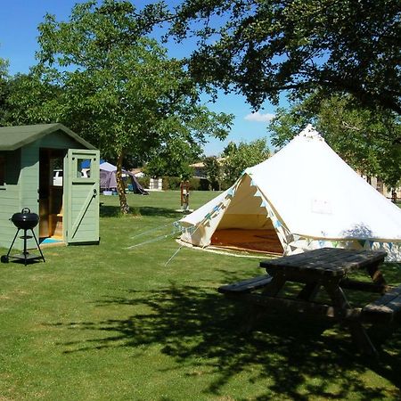 Camping La Foret De Tesse Buitenkant foto