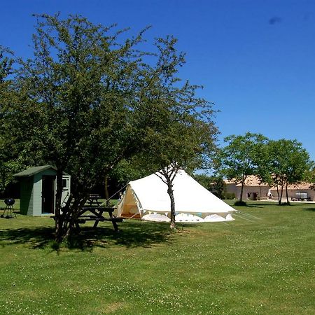 Camping La Foret De Tesse Buitenkant foto
