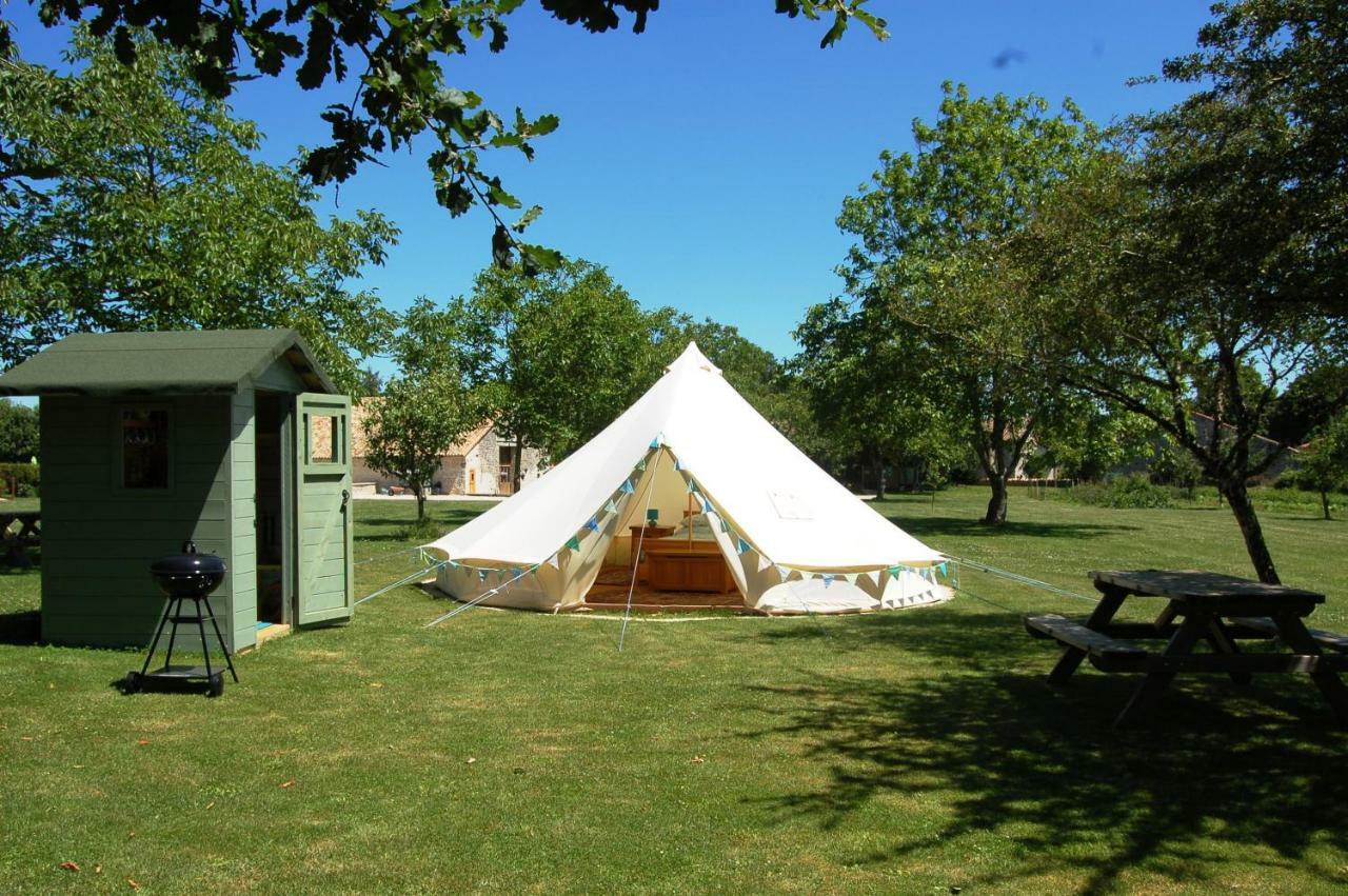 Camping La Foret De Tesse Buitenkant foto