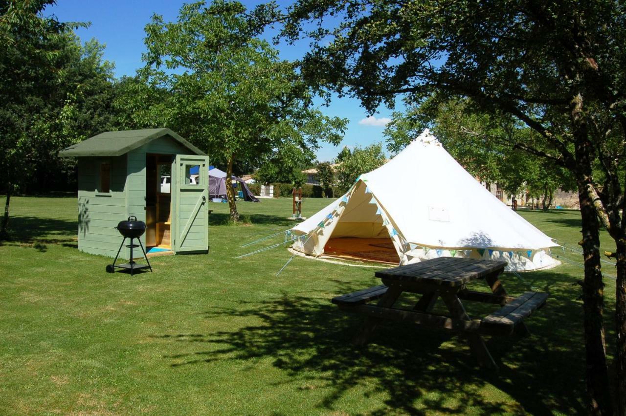 Camping La Foret De Tesse Buitenkant foto