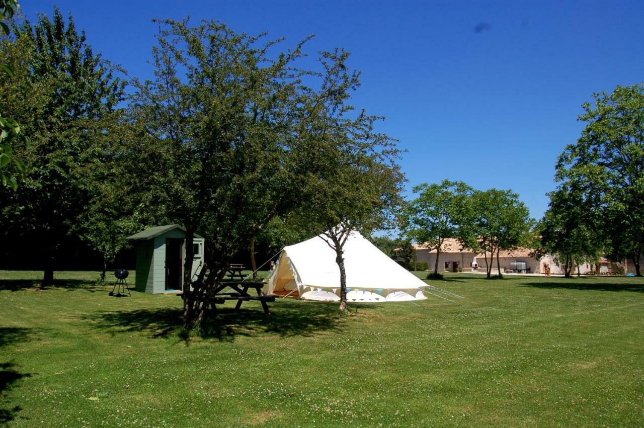 Camping La Foret De Tesse Buitenkant foto
