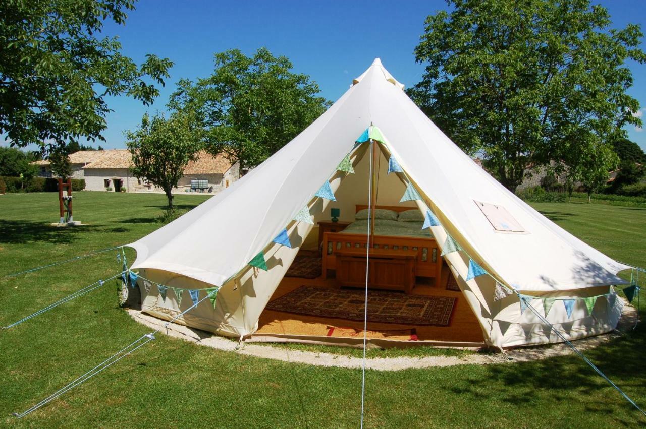 Camping La Foret De Tesse Buitenkant foto