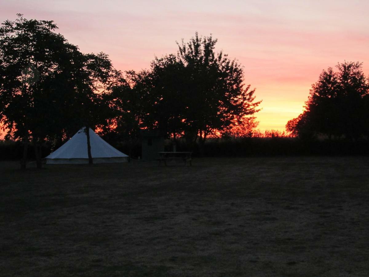 Camping La Foret De Tesse Buitenkant foto